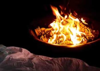 अंगीठी के कारण दम घुटने से 23 वर्षीय महिला और उसके दो वर्षीय बेटे की मौत