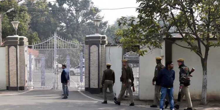 झारखंड में सीएम आवास के पास सीआरपीएफ जवानों के पहुंचने पर विवाद