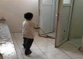 छात्रों से स्कूल का शौचालय साफ करवा रही थी प्रधानाध्यापिका