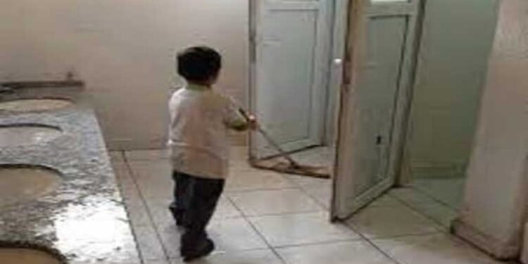 छात्रों से स्कूल का शौचालय साफ करवा रही थी प्रधानाध्यापिका