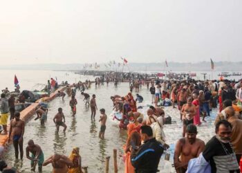 मकर संक्रांति पर लगाई आस्था की डुबकी
