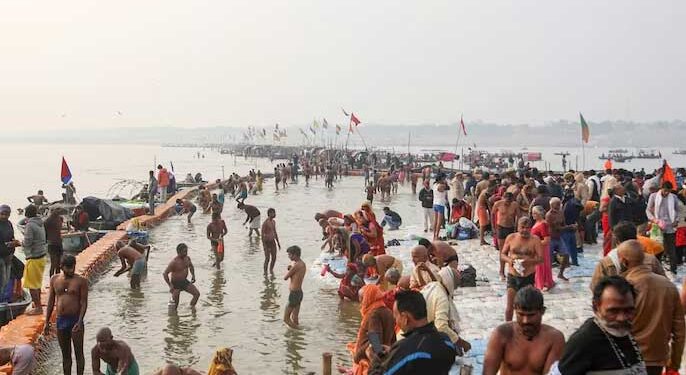 मकर संक्रांति पर लगाई आस्था की डुबकी