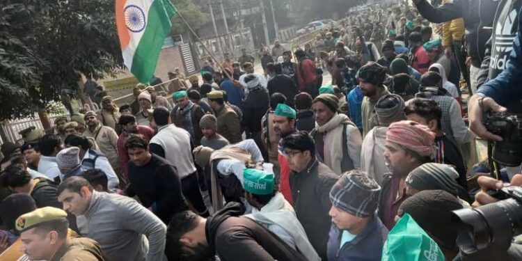 नोएडा में किसानों ने दिनभर किया हंगामा