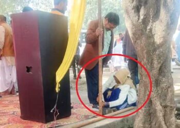 MP में महिला से जूते के फीते बंधवाने वाले SDM को हटाने का निर्देश