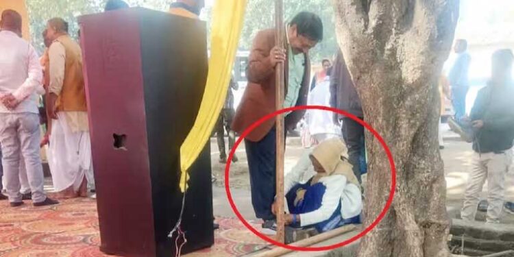 MP में महिला से जूते के फीते बंधवाने वाले SDM को हटाने का निर्देश