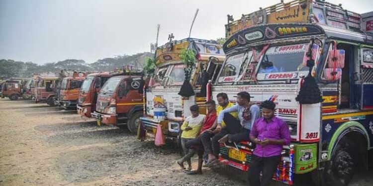 सरकार से वार्ता के बाद ट्रांस्पोर्टर संघ ने खत्म की हड़ताल