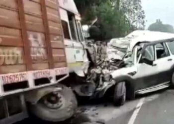 तेज रफ्तार स्कार्पियो के ट्रक की चपेट में आने से 9 लोगों की मौत