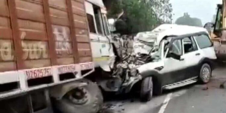 तेज रफ्तार स्कार्पियो के ट्रक की चपेट में आने से 9 लोगों की मौत