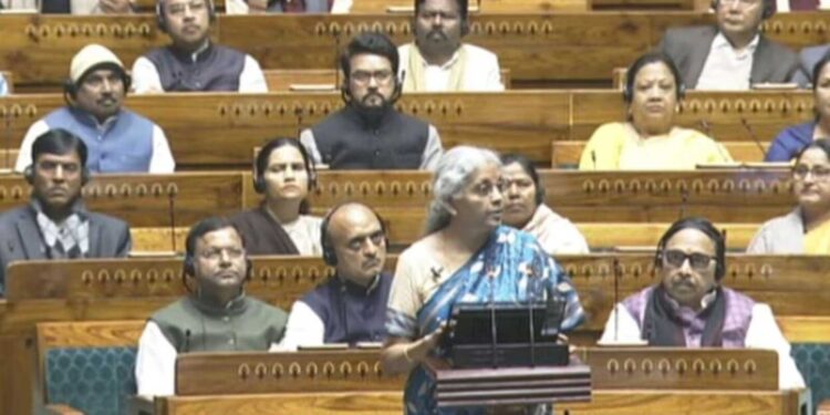 बजट को लेकर समाजवादी पार्टी और कांग्रेस की तीखी पर्तिकिर्या