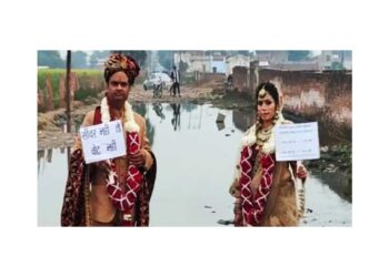 आगरा में कपल ने कूड़े के ढेर के पास मनाई शादी की सालगिरह
