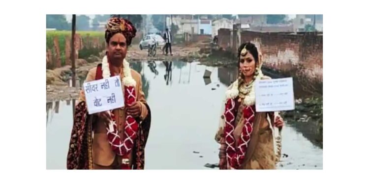 आगरा में कपल ने कूड़े के ढेर के पास मनाई शादी की सालगिरह