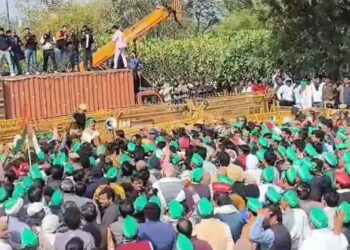 यूपी के हजारों किसानों को पुलिस ने नोएडा में रोका