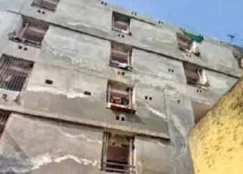 दो बेटियों को चौथे फ्लोर से नीचे फेंक खुद भी कूदी महिला