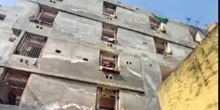 दो बेटियों को चौथे फ्लोर से नीचे फेंक खुद भी कूदी महिला