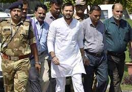 विधानसभा भंग करना चाहते हैं नीतीश, तेजस्वी का दावा