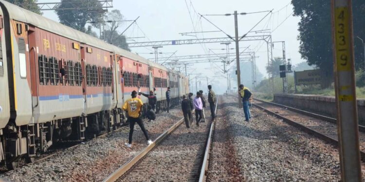 झारखंड के जामताड़ा में बड़ा रेल हादसा