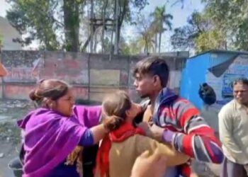 बीच कचहरी मां ने बेटी के प्रेमी की चप्पलों से की पिटाई