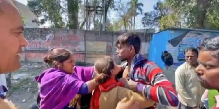 बीच कचहरी मां ने बेटी के प्रेमी की चप्पलों से की पिटाई