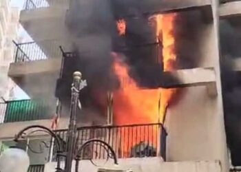 ग्रेटर नोएडा में गौर सिटी में लगी भीषण आग