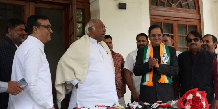 लोकसभा चुनाव से ठीक पहले BJP को बड़ा झटका