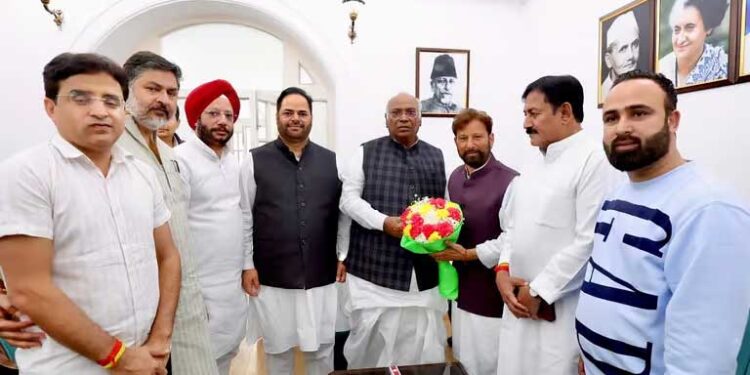 जम्मू-कश्मीर के दिग्गज नेता लाल सिंह कांग्रेस में शामिल