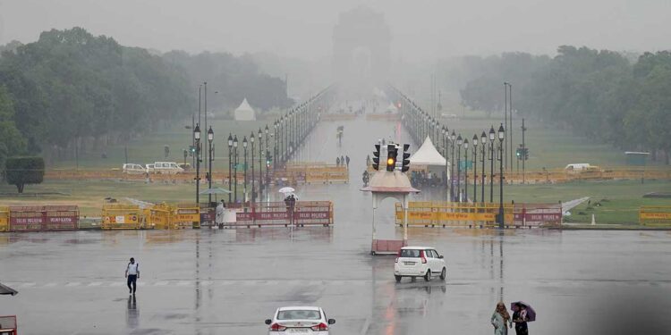 देश में बदला मौसम का मिजाज, पहाड़ों पर बर्फबारी