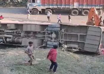 उन्नाव में ट्रक और बस की टक्कर में 6 लोगों की मौत