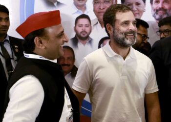 मोदी सरकार पर राहुल-अखिलेश ने बोला हमला