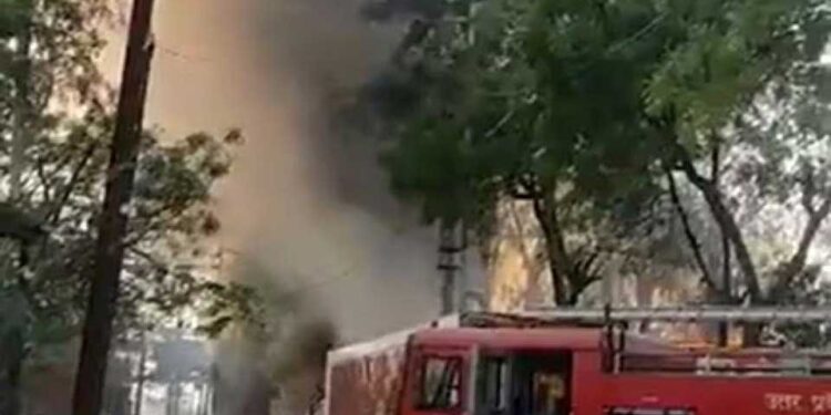 ग्रेटर नोएडा के कासना थाने में लगी भीषण आग