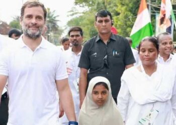 मोदी के साथ खड़े हैं देश के सबसे भ्रष्ट नेता: राहुल गांधी