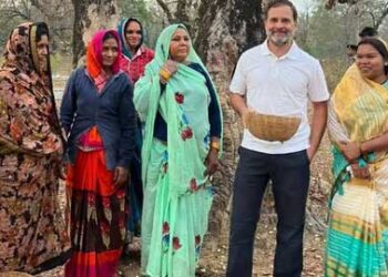 महुआ बिनती महिलाओं को देख राहुल गांधी ने रुकवाया काफिला