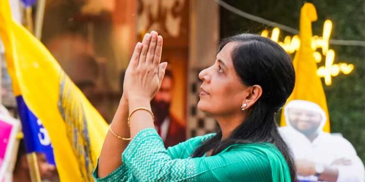 सुनीता केजरीवाल ने दिल्ली में किया रोड शो