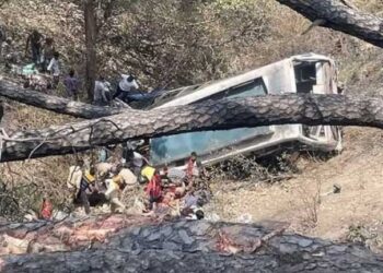 जम्मू-कश्मीर में दर्दनाक सड़क हादसा
