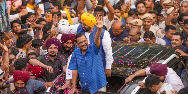 केजरीवाल का लोकसभा चुनाव प्रचार के लिए पहला रोड शो