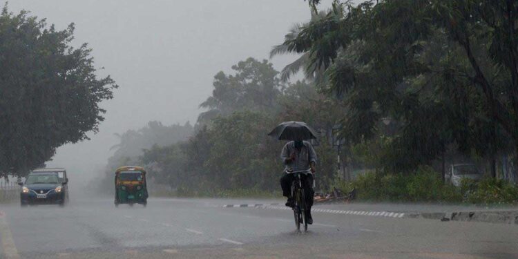 चक्रवात ‘रेमल’ का असर, बंगाल के पूर्वी मेदिनीपुर में भारी बारिश शुरू