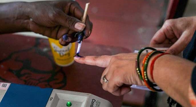 सुबह-सुबह मतदान केंद्रों पर उमड़े मतदाता