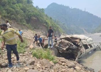 उत्तराखंड के रुद्रप्रयाग में टेम्पो ट्रैवलर गहरी खाई में गिरी, 10 लोगों की मौत