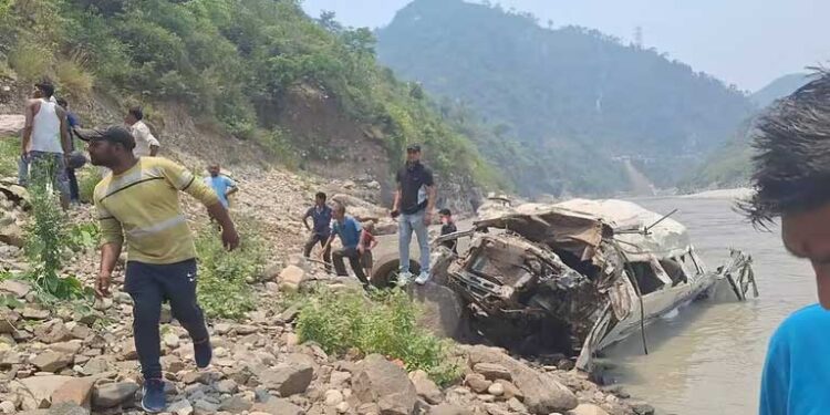 उत्तराखंड के रुद्रप्रयाग में टेम्पो ट्रैवलर गहरी खाई में गिरी,  10 लोगों की मौत