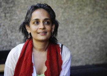 दिल्ली के उपराज्यपाल ने लेखिका अरुंधति रॉय पर मुकदमा चलाने की मंजूरी दे दी