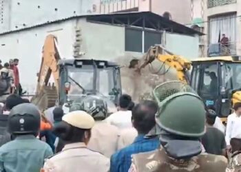 अतिक्रमण रोधी अभियान में मस्जिद पर चला बुलडोजर