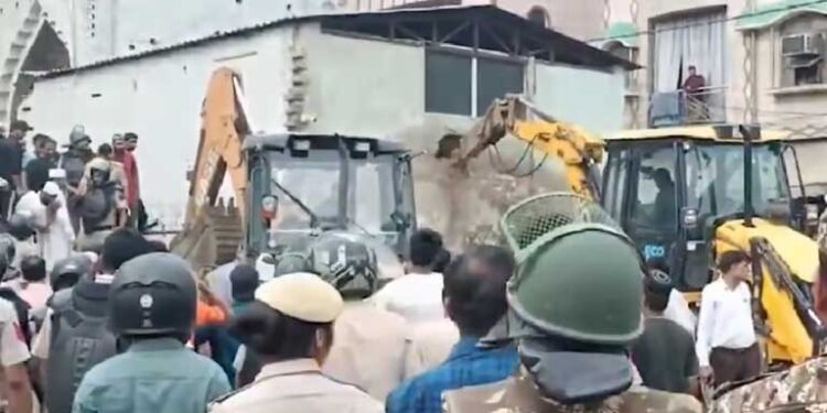 अतिक्रमण रोधी अभियान में मस्जिद पर चला बुलडोजर