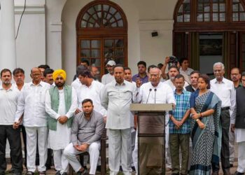इंडिया गठबंधन के नेताओं ने चुनाव आयोग से की मुलाकात