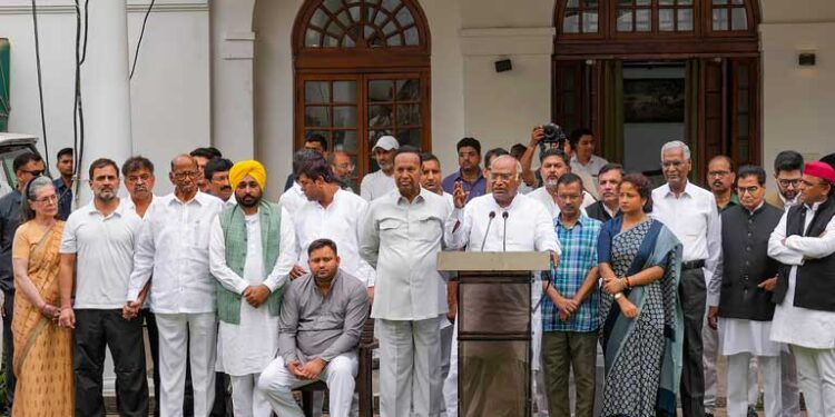 इंडिया गठबंधन के नेताओं ने चुनाव आयोग से की मुलाकात