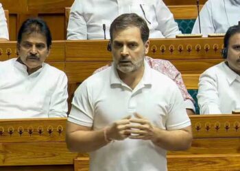 संसद में राहुल गांधी का माइक किया गया बंद!