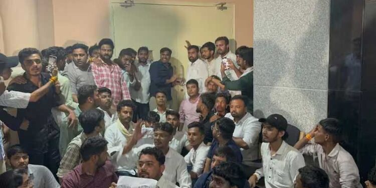 NEET-UG परीक्षाओं में धांधली के खिलाफ NSUI की NTA दफ्तर में घुसकर नारेबाजी