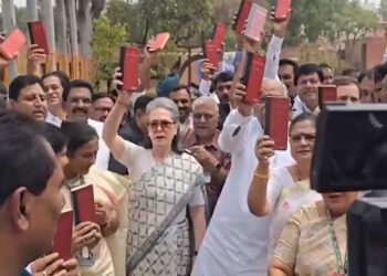 INDIA गठबंधन के सांसदों ने संसद परिसर में संविधान की प्रति लेकर किया प्रदर्शन