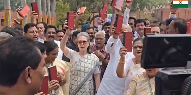 INDIA गठबंधन के सांसदों ने संसद परिसर में संविधान की प्रति लेकर किया प्रदर्शन