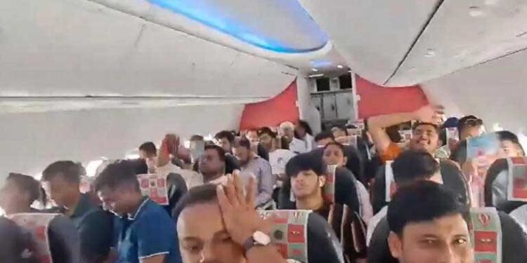 स्पाइस जेट की फ्लाइट में एसी बंद होने की वजह से यात्री बेहाल