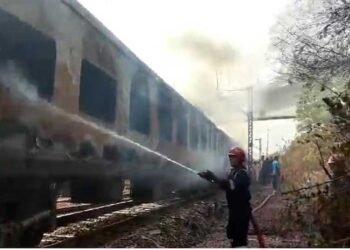 ताज एक्सप्रेस के दो डिब्बों में लगी आग, सभी यात्री सुरक्षित