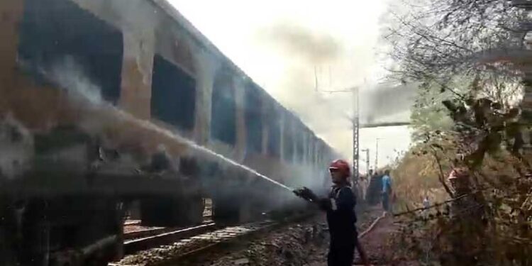 ताज एक्सप्रेस के दो डिब्बों में लगी आग, सभी यात्री सुरक्षित
